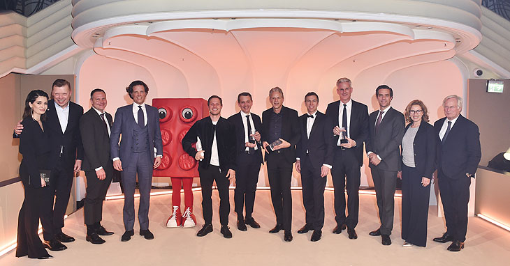 Linda Zervakis, Thomas Wagner (SevenOne Media GmbH), Michael Müller (GfK President Northern, Central and Eastern Europe), Florian Haller (Serviceplan Group CEO), Sebastian Steudtner (Big Wave Weltrekordler), Christoph Werner (CEO dm-drogerie markt), Boris Dolkhani (Vice President Brand & Marketing Robert Bosch), Christoph Kilian (Robert Bosch), Christian Haensch (General Manager Beiersdorf), Benedikt Faerber (Media Impact General / Director Digital Sales), Marianne Bullwinkel (RMS Radio Marketing Service), Franz-Peter Falke (Präsident des Markenverbandes) / Verleihung der Best Brands Awards 2023 im Hotel Bayerischer Hof in München am 28.02.2023 / Foto: BrauerPhotos / G.Nitschke für Best Brands
